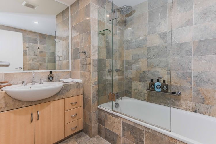 Bay Royal Apartment 2 – Opposite Main Beach & Heated Pool!