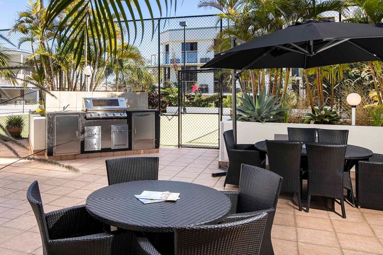 Bay Royal Apartment 2 – Opposite Main Beach & Heated Pool!