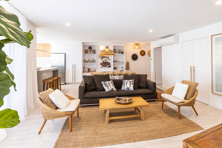 Bay Royal Apartment 2 – Opposite Main Beach & Heated Pool!