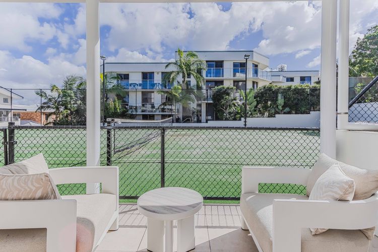Bay Royal Apartment 2 – Opposite Main Beach & Heated Pool!