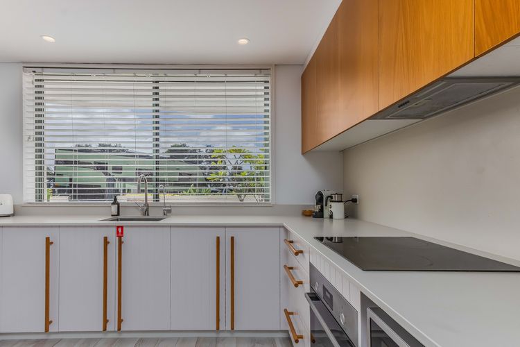 Bay Royal Apartment 2 – Opposite Main Beach & Heated Pool!