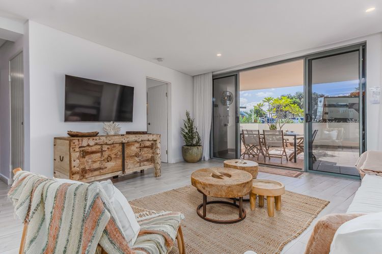 Bay Royal Apartment 2 – Opposite Main Beach & Heated Pool!