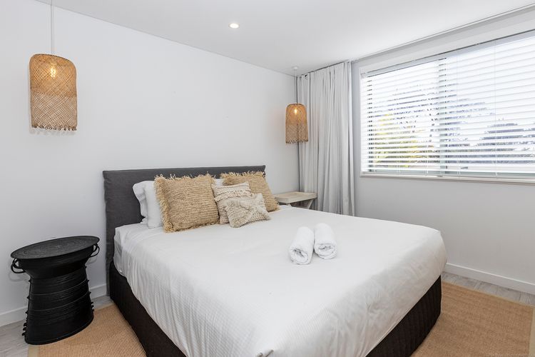 Bay Royal Apartment 2 – Opposite Main Beach & Heated Pool!