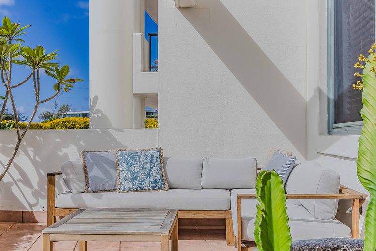 Bay Royal Apartment 2 – Opposite Main Beach & Heated Pool!