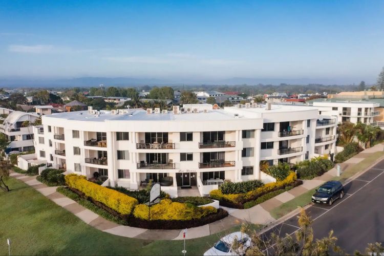 Bay Royal Apartment 2 – Opposite Main Beach & Heated Pool!