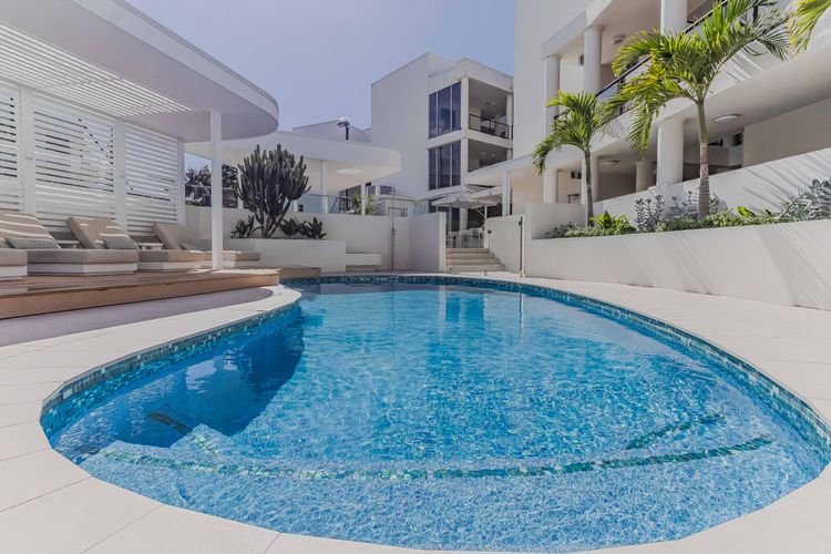 Bay Royal Apartment 2 – Opposite Main Beach & Heated Pool!