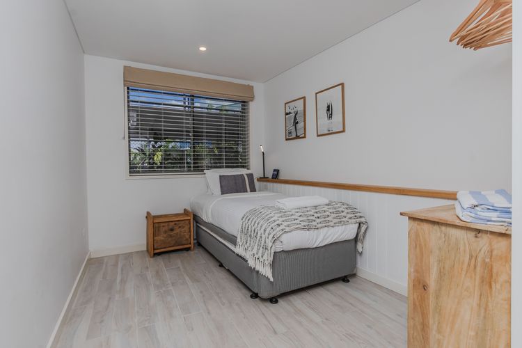 Bay Royal Apartment 2 – Opposite Main Beach & Heated Pool!
