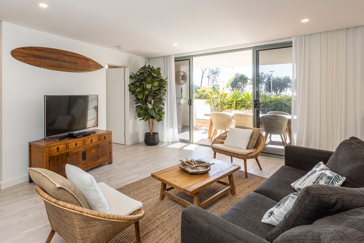 Bay Royal Apartment 2 – Opposite Main Beach & Heated Pool!