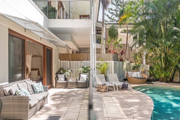 Beachcomber Blue – beachfront villa with pool