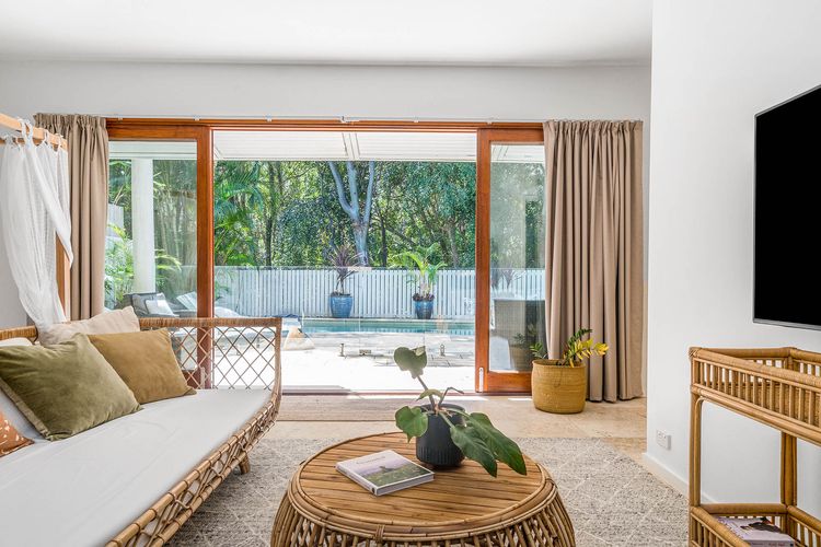 Beachcomber Blue – beachfront villa with pool
