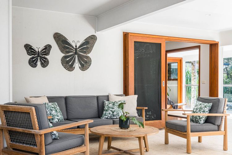 Beachcomber Blue – beachfront villa with pool