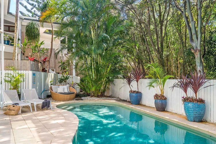 Beachcomber Blue – beachfront villa with pool