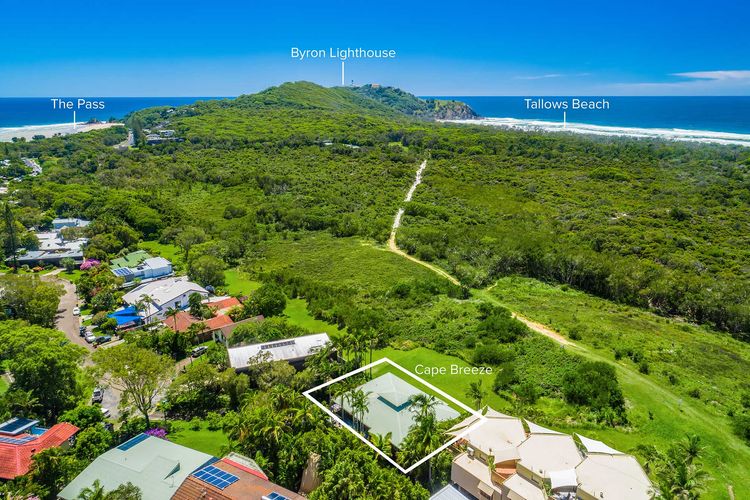 Cape Breeze – 5 BR home with headland views