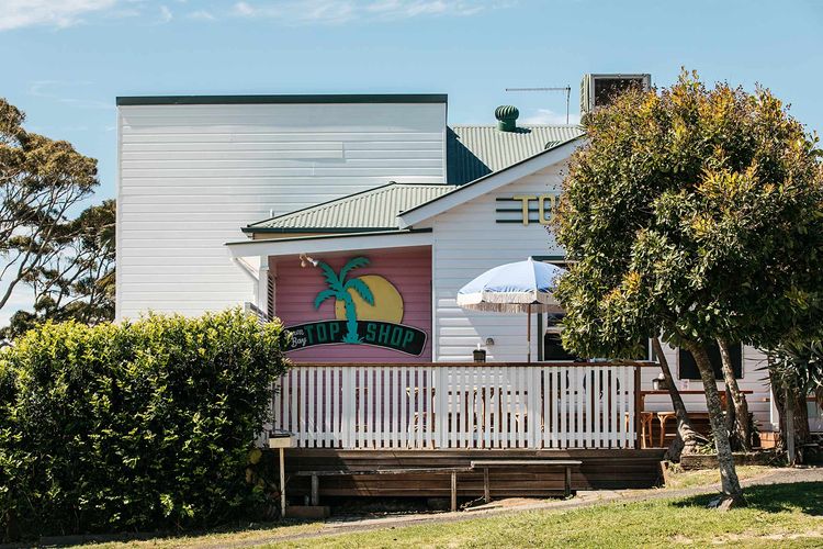 Cape Breeze – 5 BR home with headland views