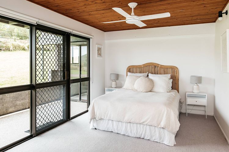 Cape Breeze – 5 BR home with headland views