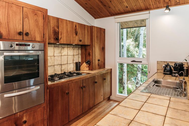 Cape Breeze – 5 BR home with headland views