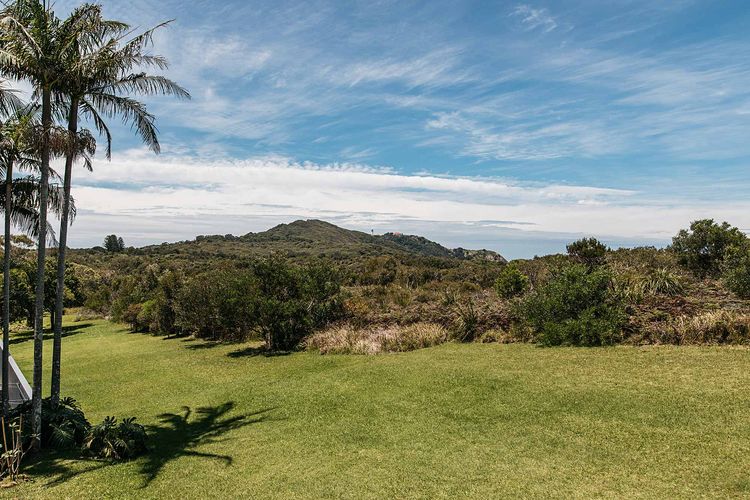 Cape Breeze – 5 BR home with headland views