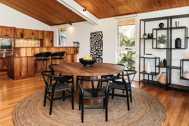 Cape Breeze – 5 BR home with headland views