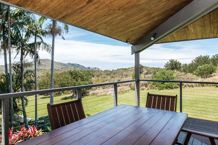 Cape Breeze – 5 BR home with headland views