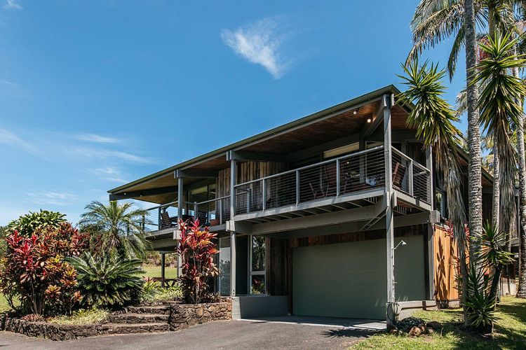 Cape Breeze – 5 BR home with headland views