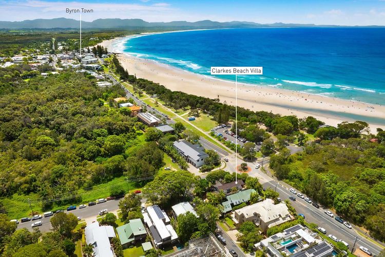 Clarkes Beach Villa – steps to beach & Byron town