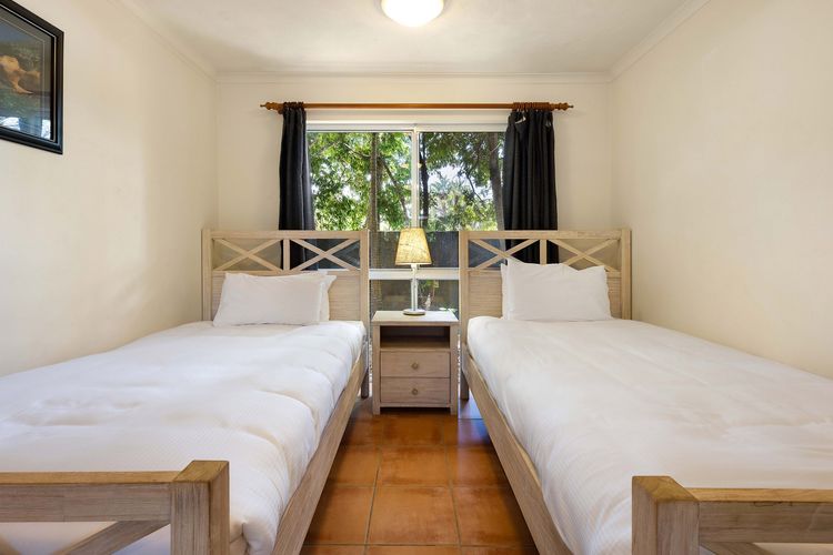 Clarkes Beach Villa – steps to beach & Byron town