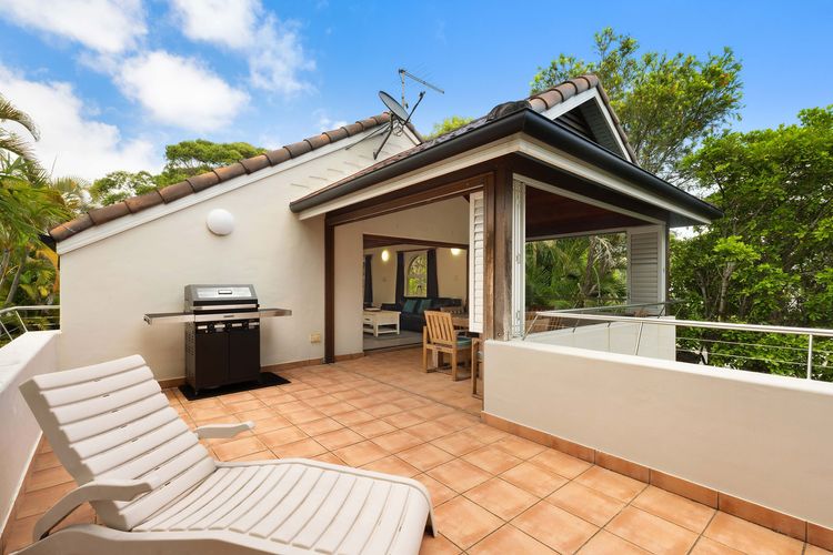 Clarkes Beach Villa – steps to beach & Byron town