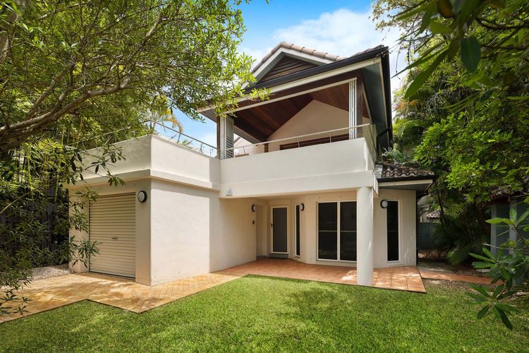 Clarkes Beach Villa – steps to beach & Byron town