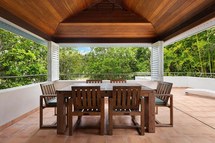 Clarkes Beach Villa – steps to beach & Byron town