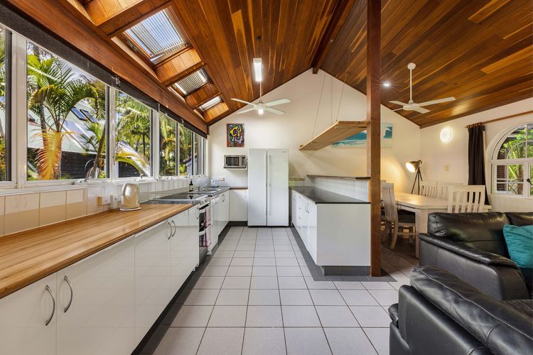 Clarkes Beach Villa – steps to beach & Byron town