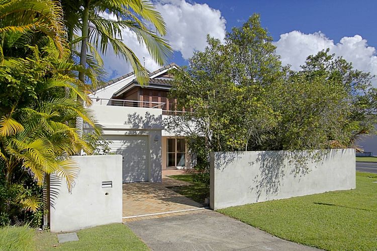 Clarkes Beach Villa – steps to beach & Byron town