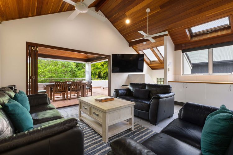 Clarkes Beach Villa – steps to beach & Byron town