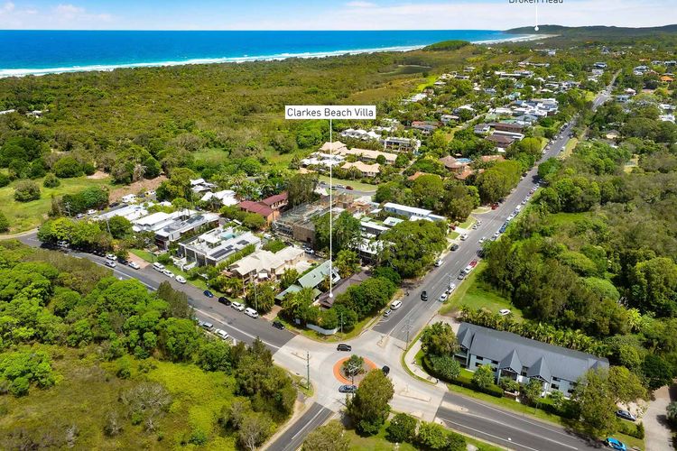 Clarkes Beach Villa – steps to beach & Byron town