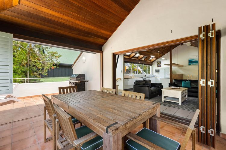 Clarkes Beach Villa – steps to beach & Byron town