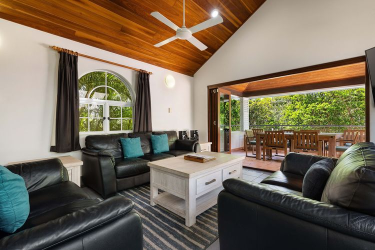Clarkes Beach Villa – steps to beach & Byron town