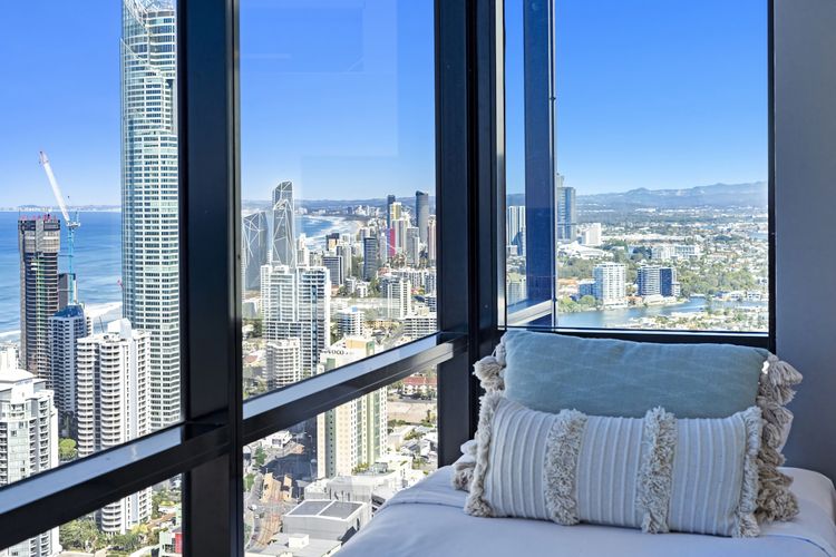 Bedroom 1 - (En-suite) 1 х King bed + 1 x Single