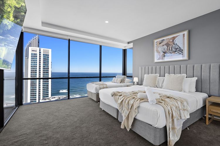 Bedroom 1 - (En-suite) 1 х King bed + 1 x Single