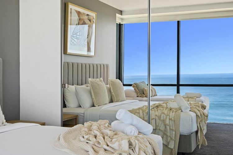 Bedroom 1 - (En-suite) 1 х King bed + 1 x Single