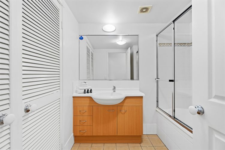 Full bathroom 2 image 1