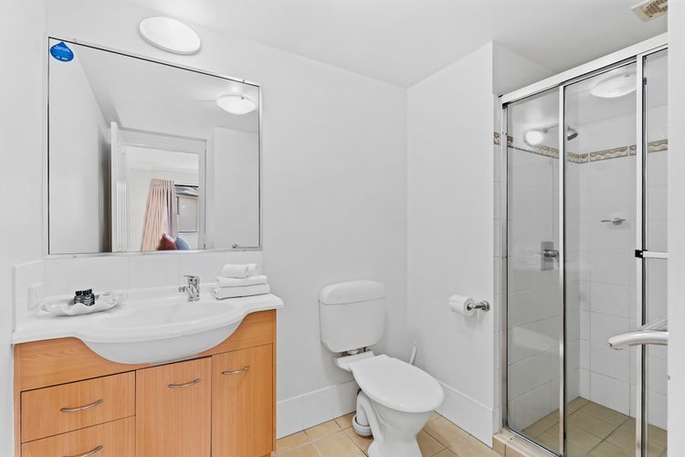 Full bathroom 1 image 1