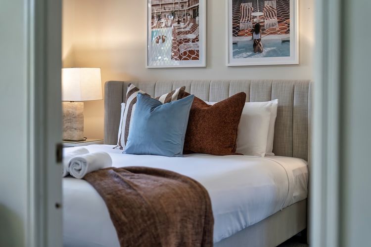 Bedroom 1 image 2