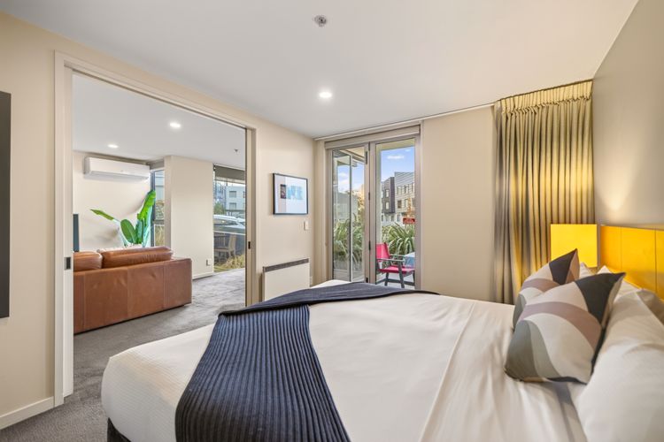 The Central Nook – Walk to town – Mountain views