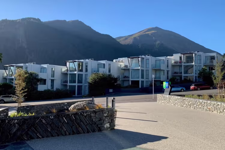 The Central Nook – Walk to town – Mountain views