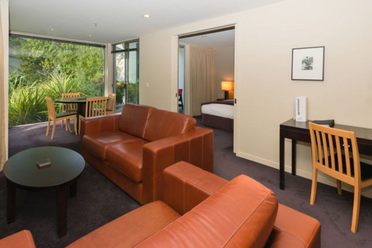 The Central Nook – Walk to town – Mountain views