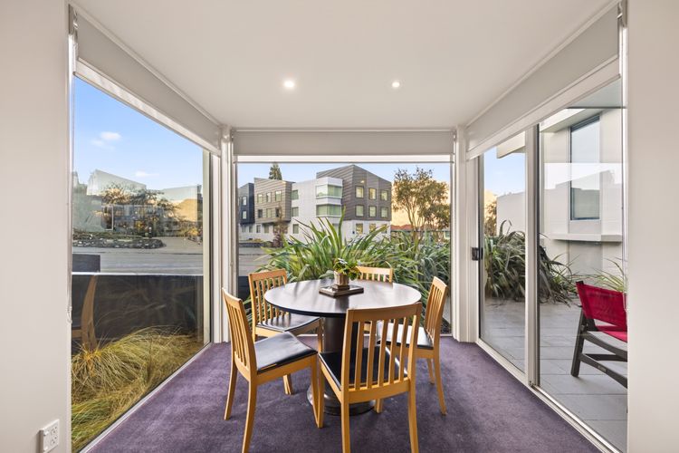 The Central Nook – Walk to town – Mountain views