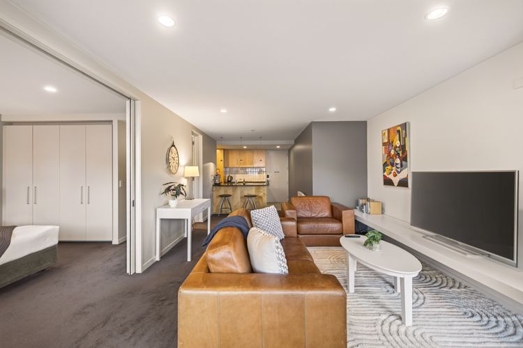 The Central Nook – Walk to town – Mountain views