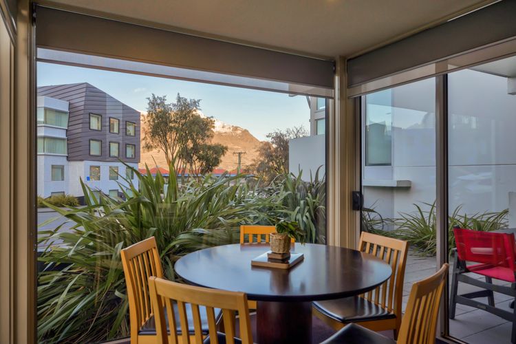 The Central Nook – Walk to town – Mountain views