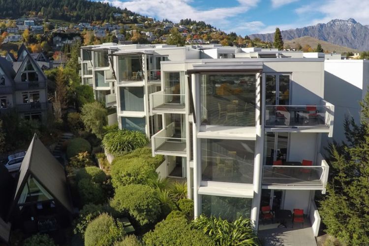 The Central Nook – Walk to town – Mountain views
