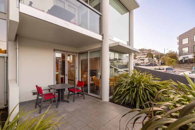 The Central Nook – Walk to town – Mountain views