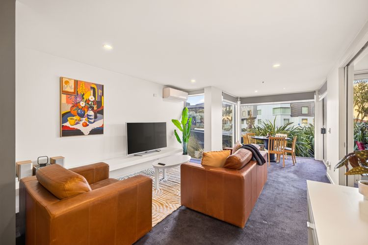 The Central Nook – Walk to town – Mountain views